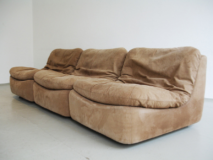 lounge-sofa-und-tisch-3.jpg